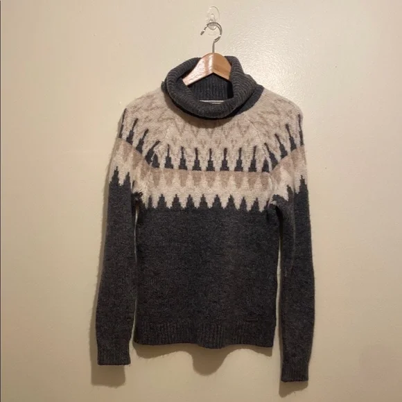 Abercrombie and Fitch Gray and Cream Turtleneck Sweater. Size S - Picture 2 of 8